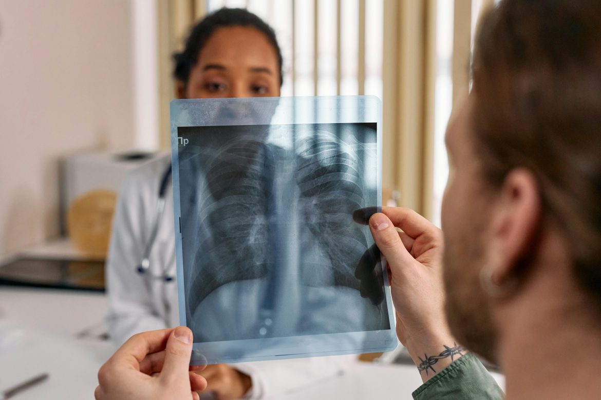 Bronchitis vs Pneumonia: How to Tell the Difference and When to Seek Help